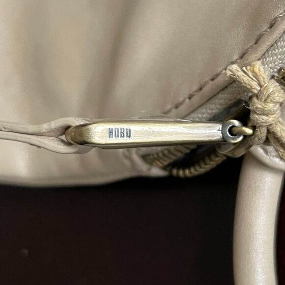 NWT HOBO Genuine Leather Sandshell Sable-Style Wristlet Purse Handbag Clutch - Picture 3 of 9